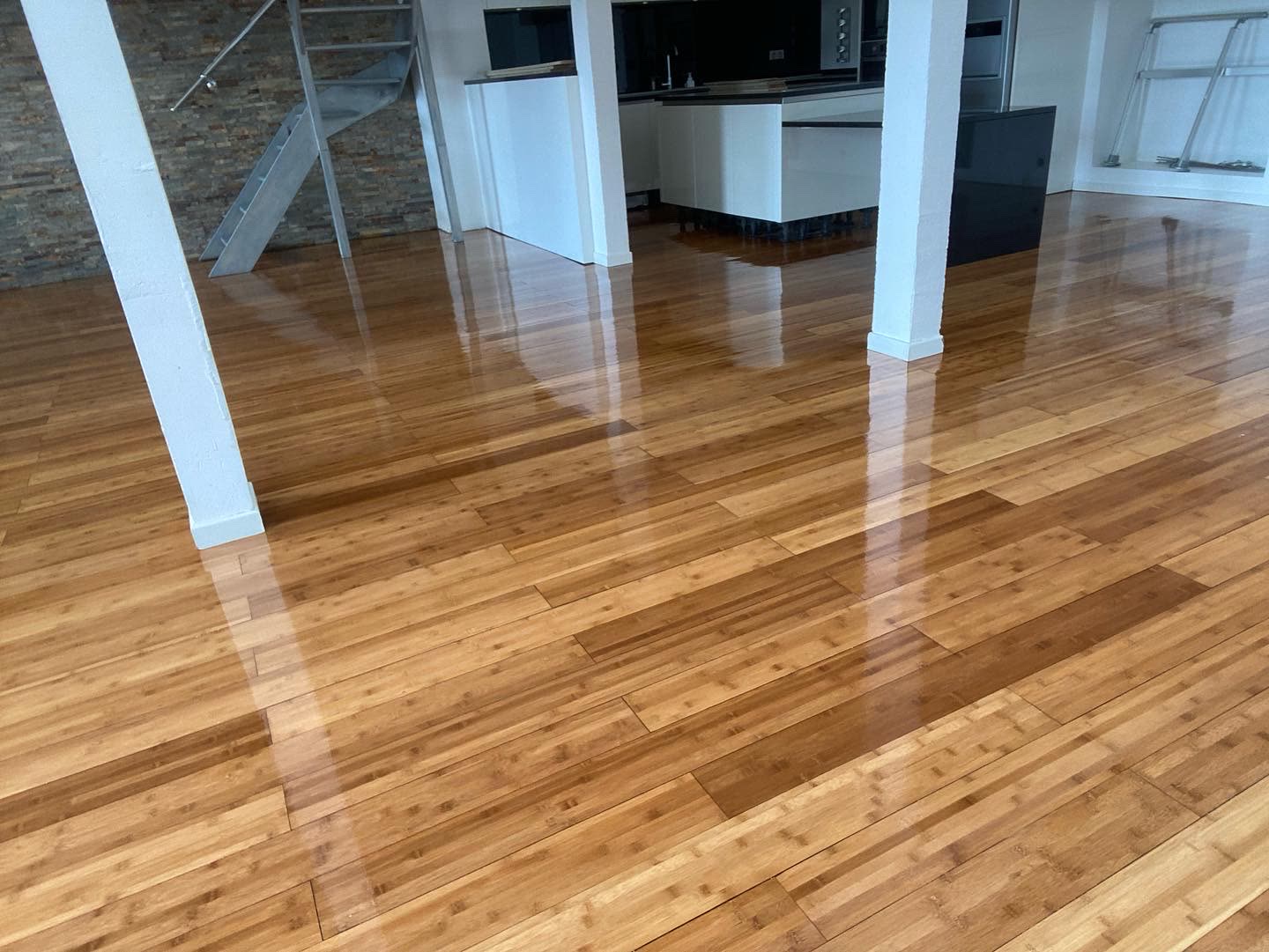Parquet à lames droites vitrifié brillant dans un loft