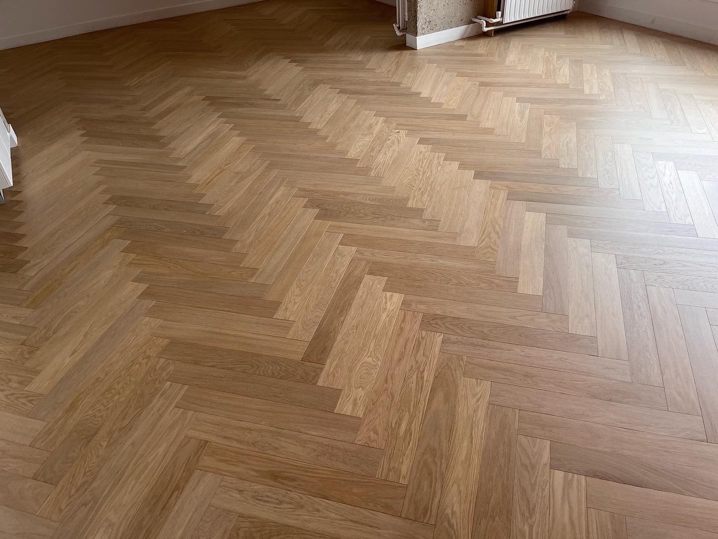 Parquet à bâtons rompus, finition mate d'aspect naturel