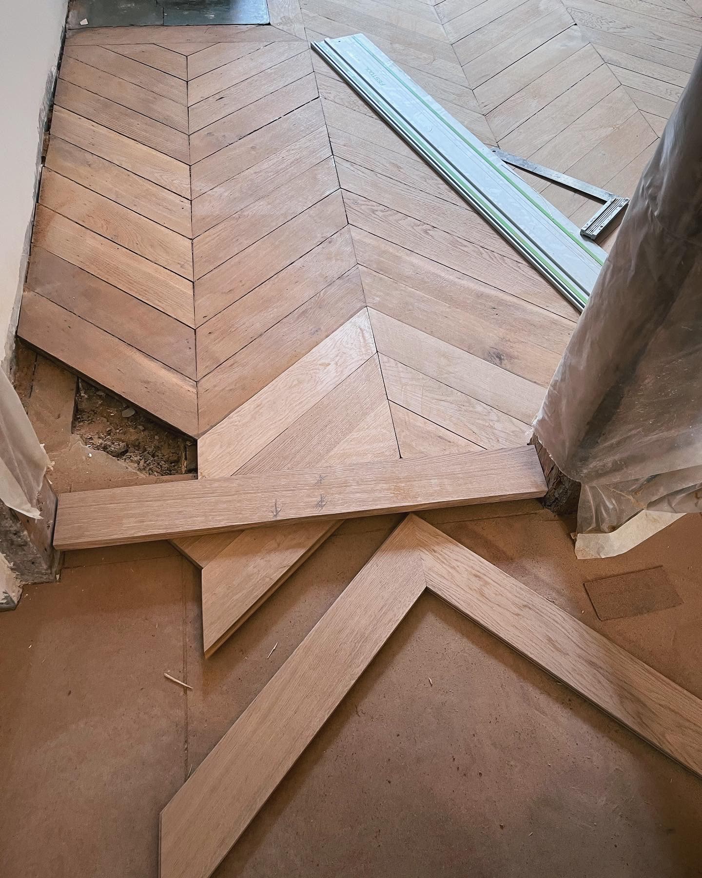 Pose d'un parquet chevron en chêne massif