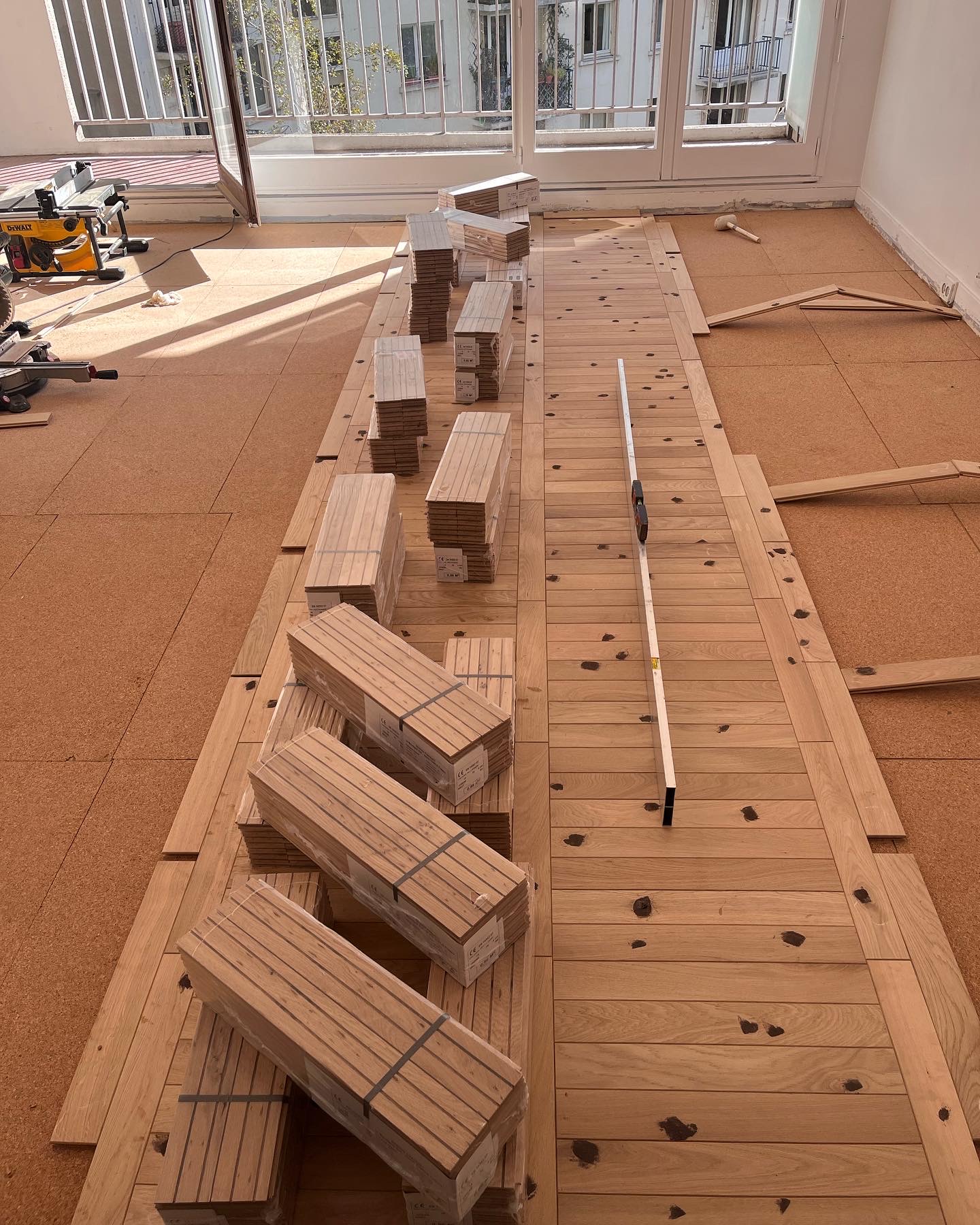 Pose du parquet en échelle en cours