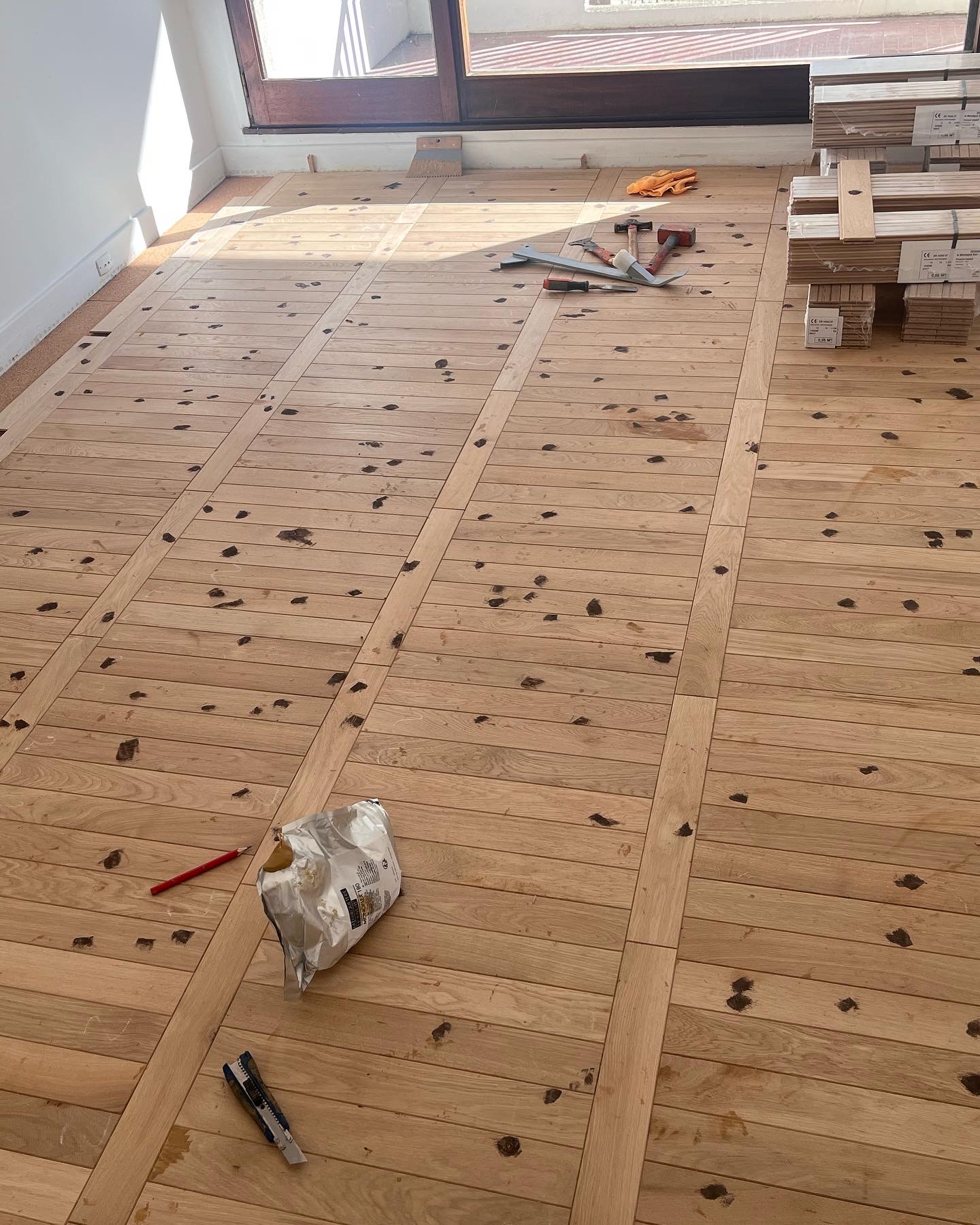 Parquet en échelle posé, avant ponçage et vitrification