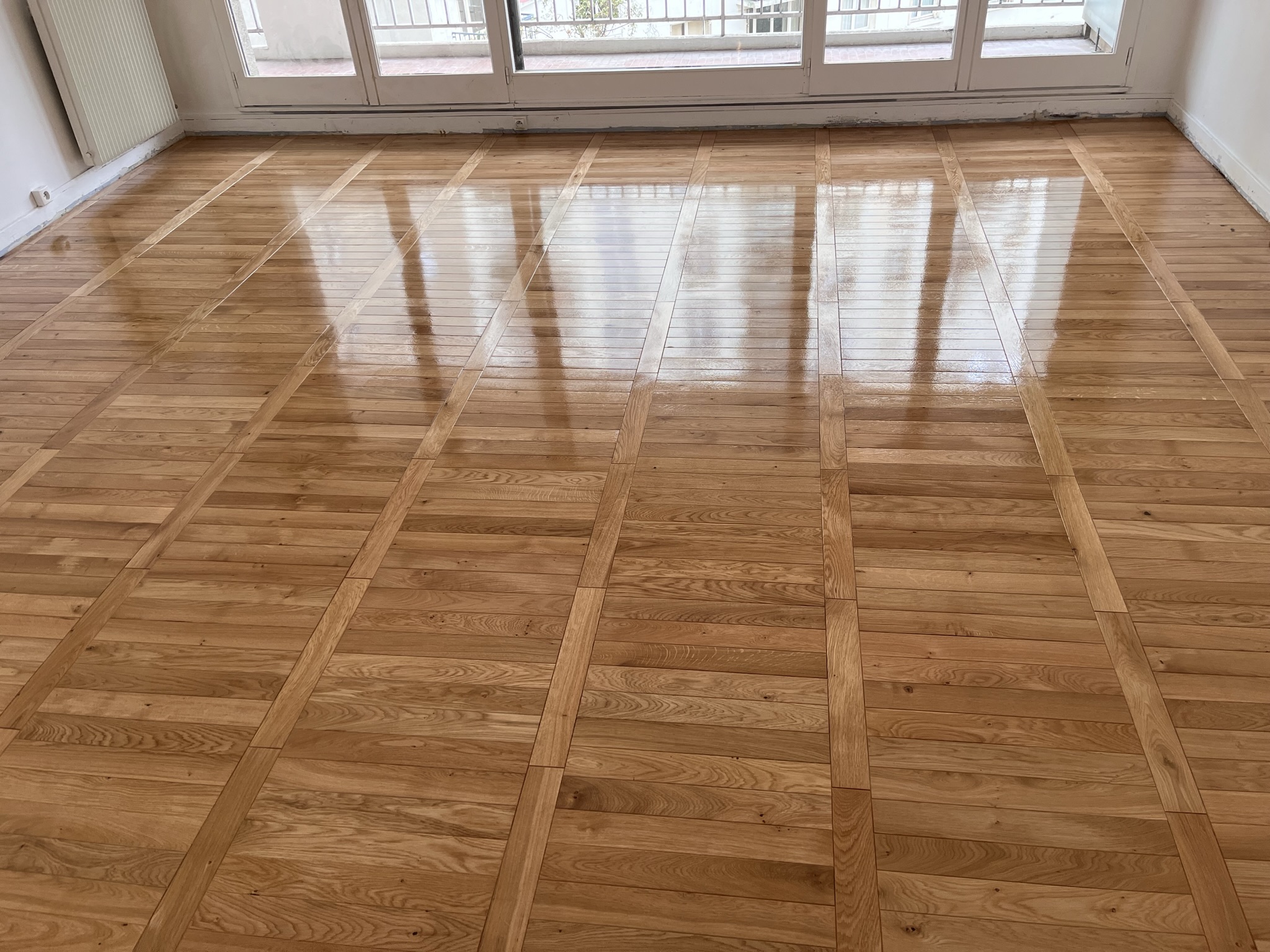 Parquet posé en échelle puis vitrifié brillant