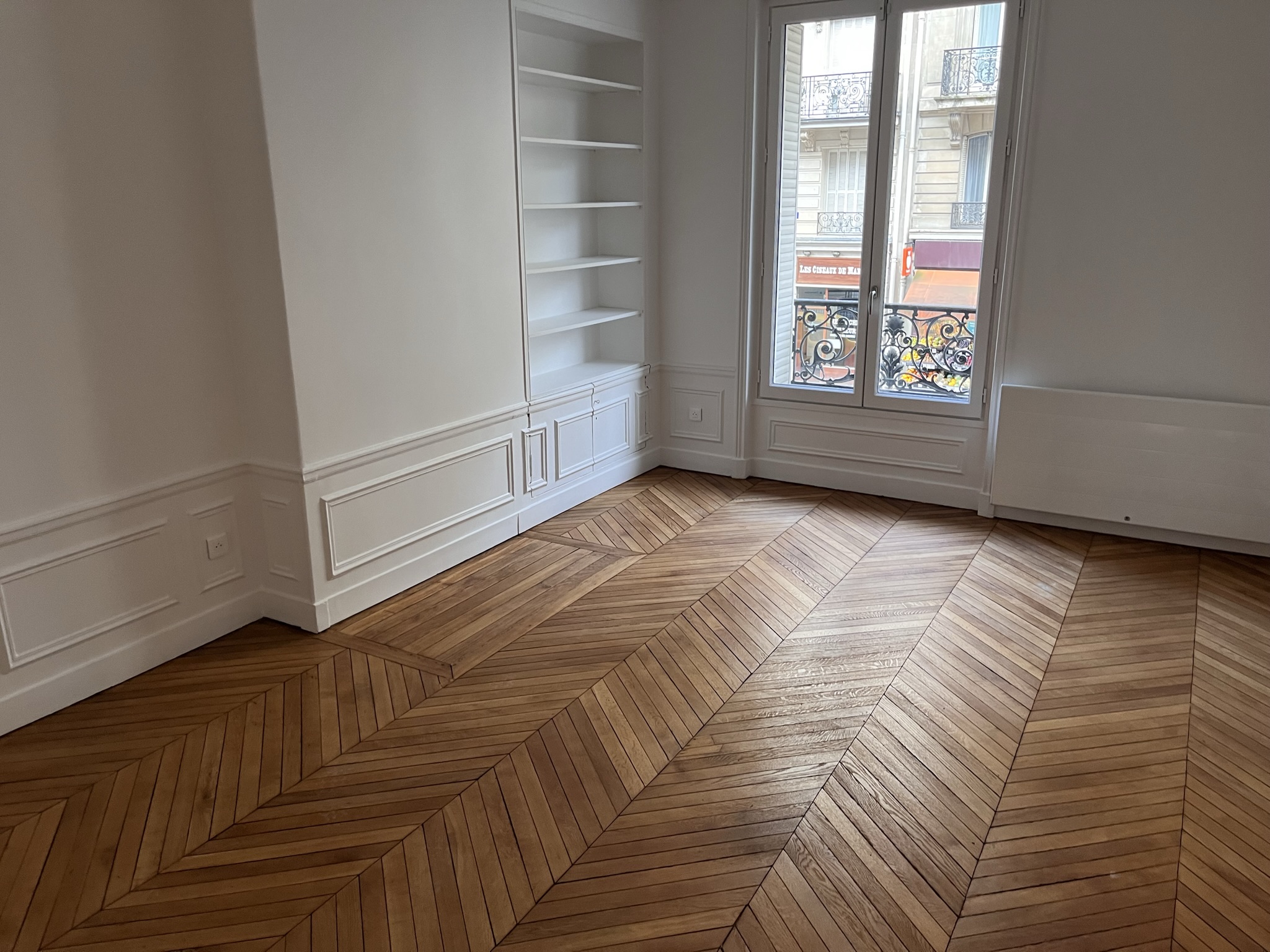 Pièce rénovée, murs peints et parquet vitrifié
