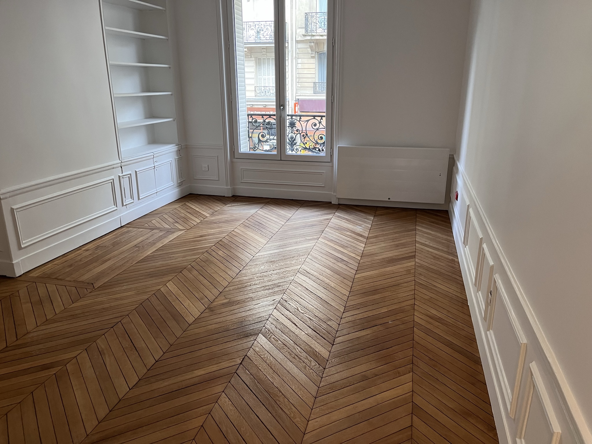 Pièce repeinte avec parquet rénové, autre vue