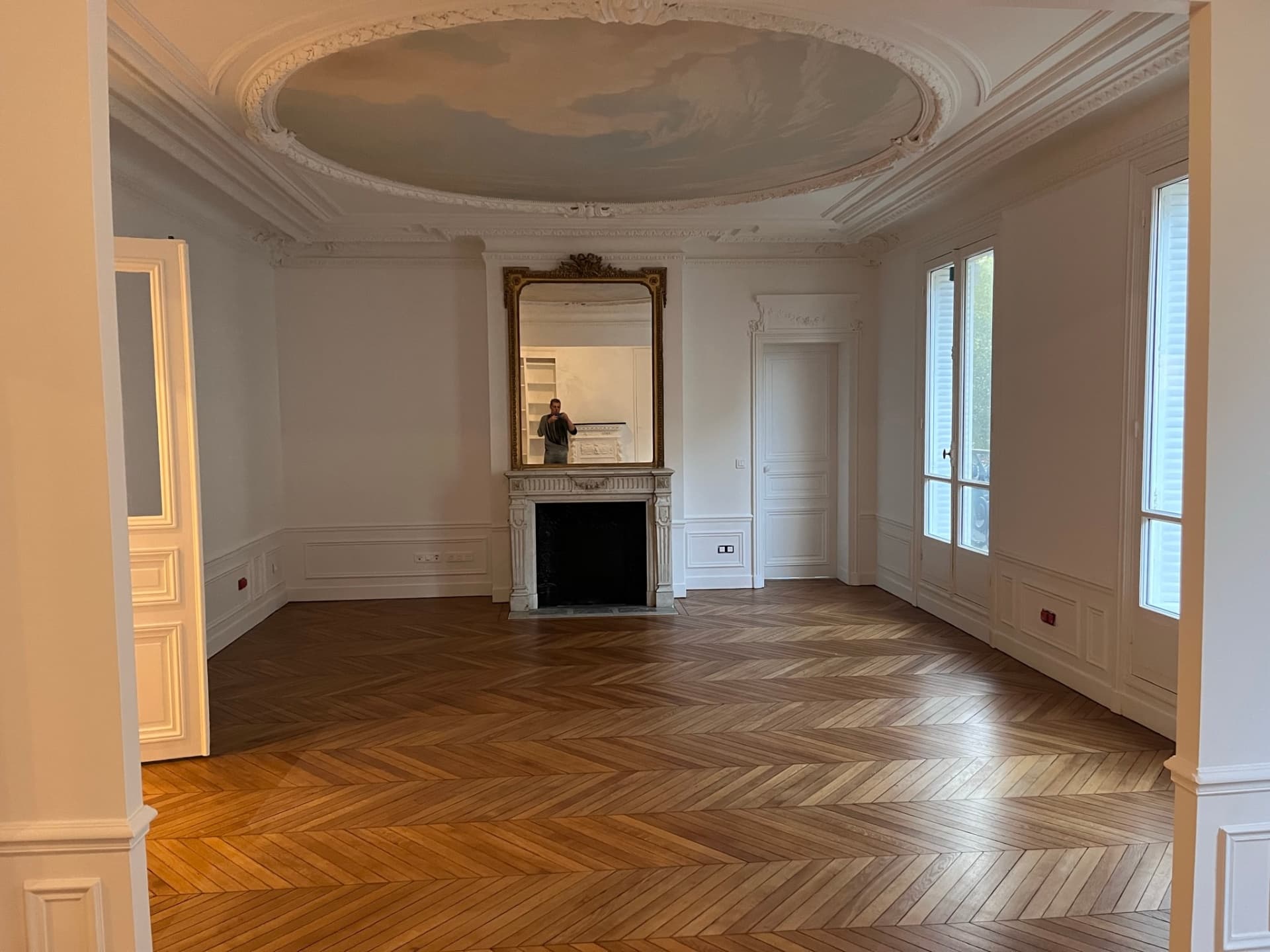 Salon haussmannien rénové, parquet point de Hongrie vitrifié et murs repeints