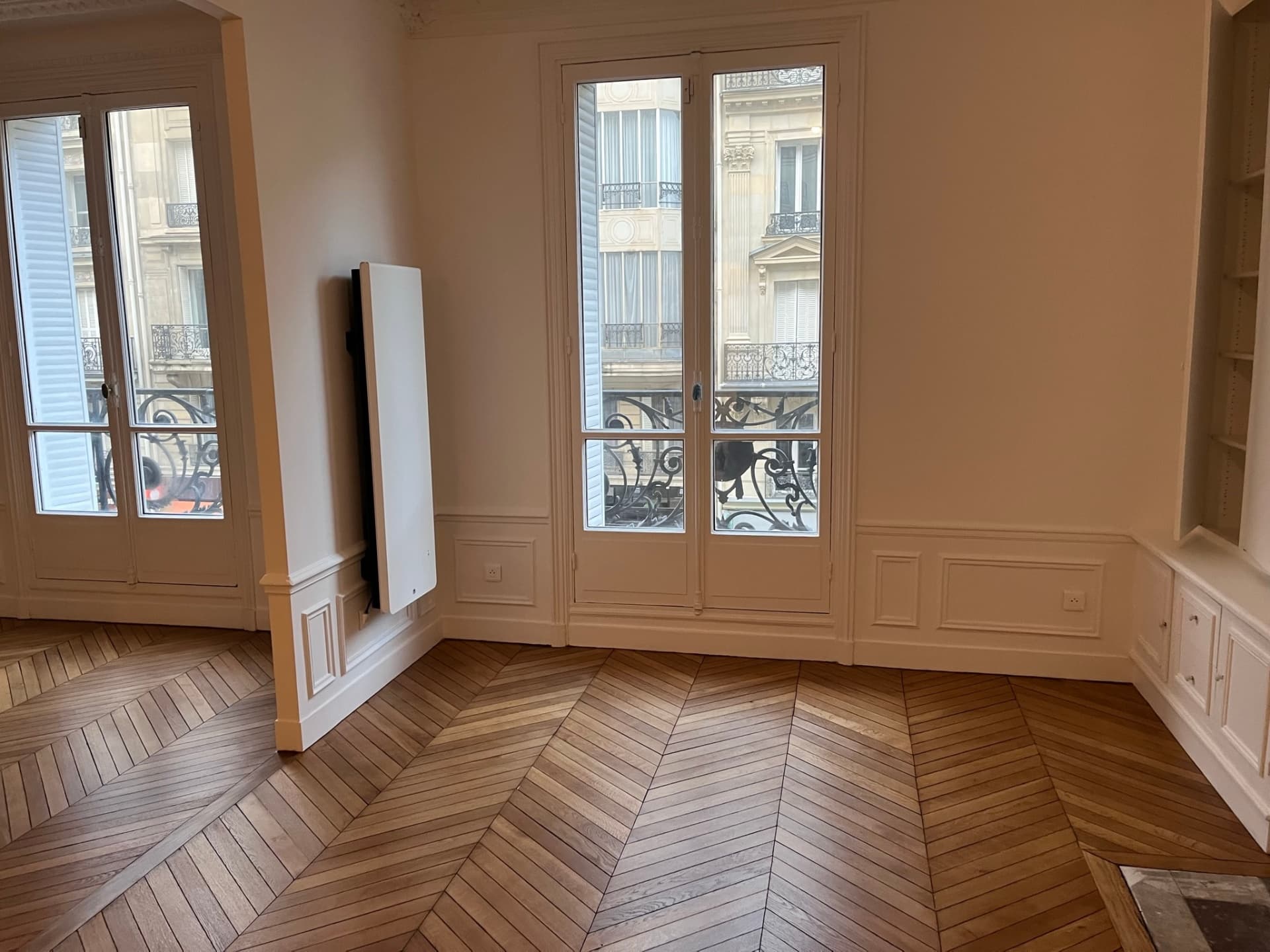 Pièce haussmannienne rénovée, parquet et peinture