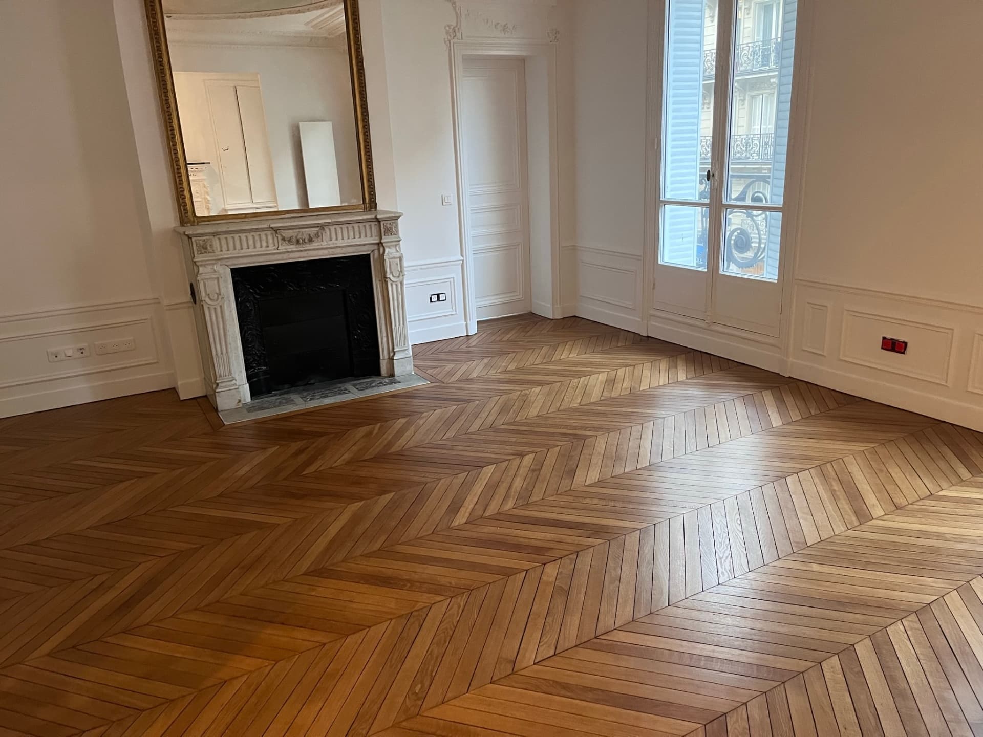Enfilade de pièces haussmanniennes, murs peints et parquet rénové