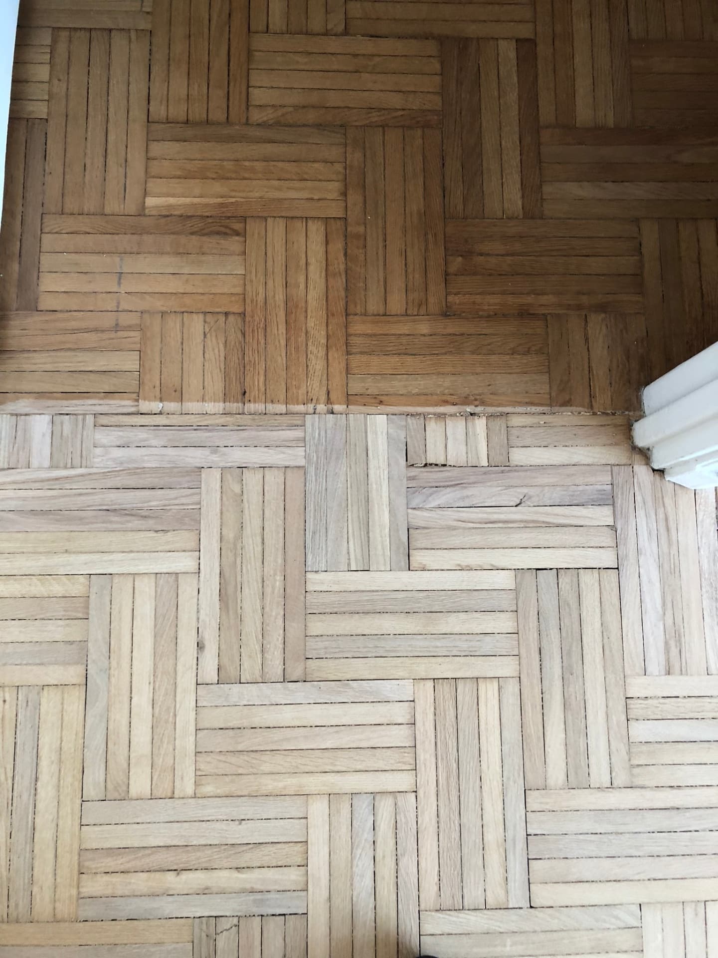 Comparaison entre le bois brut poncé et la zone blanchie