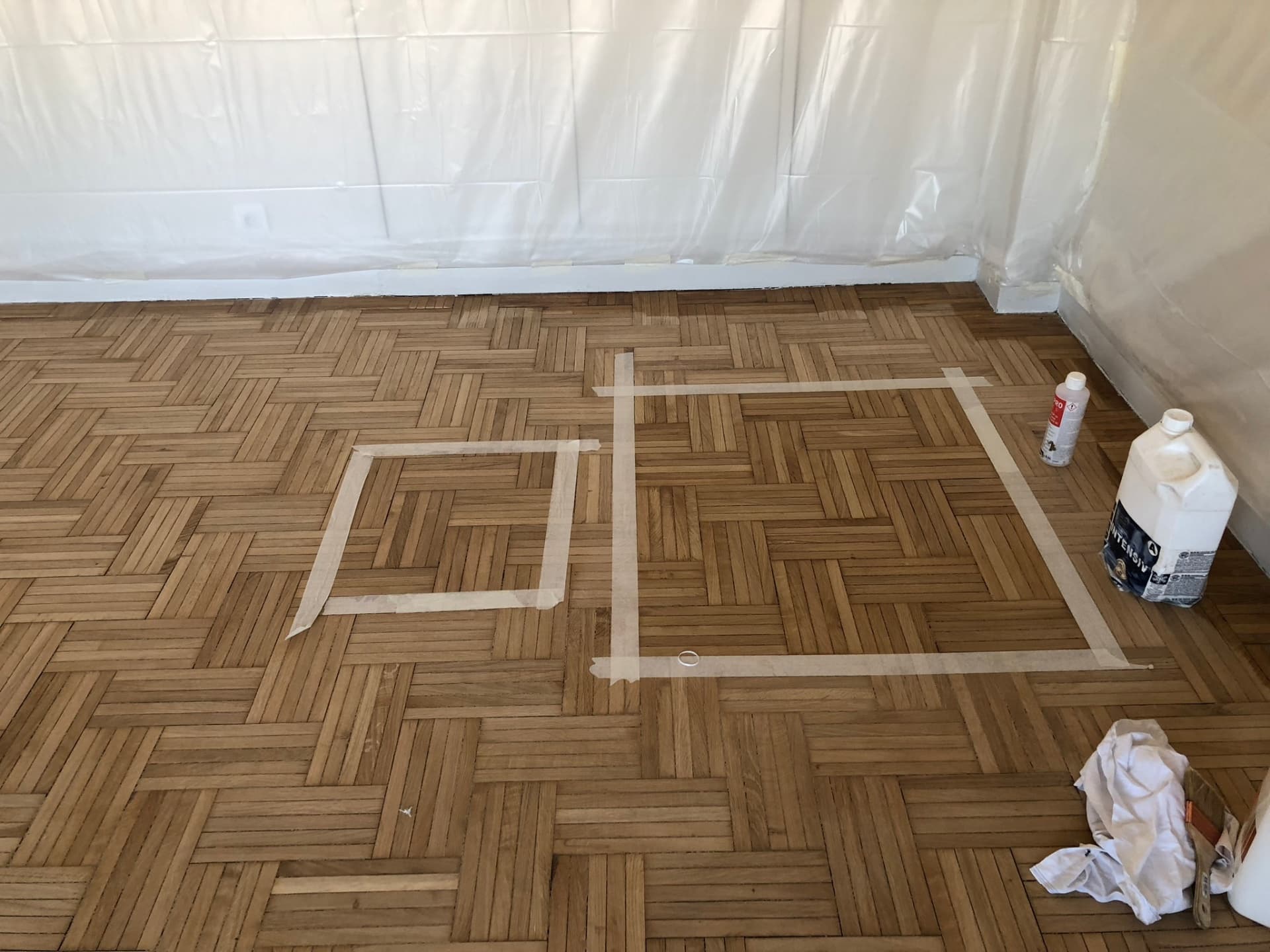 Essai de teinte blanchie sur une zone du parquet poncé