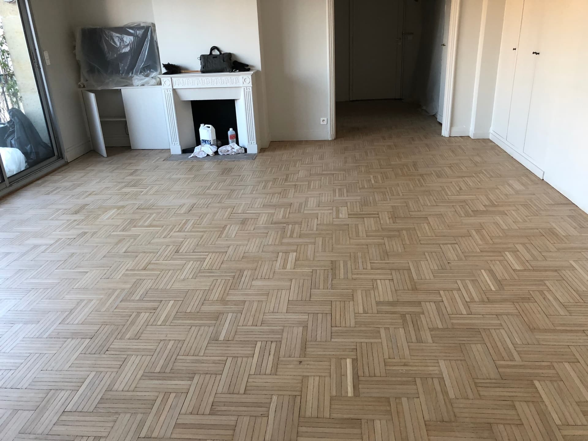 Application de la teinte blanchie sur l'ensemble du parquet