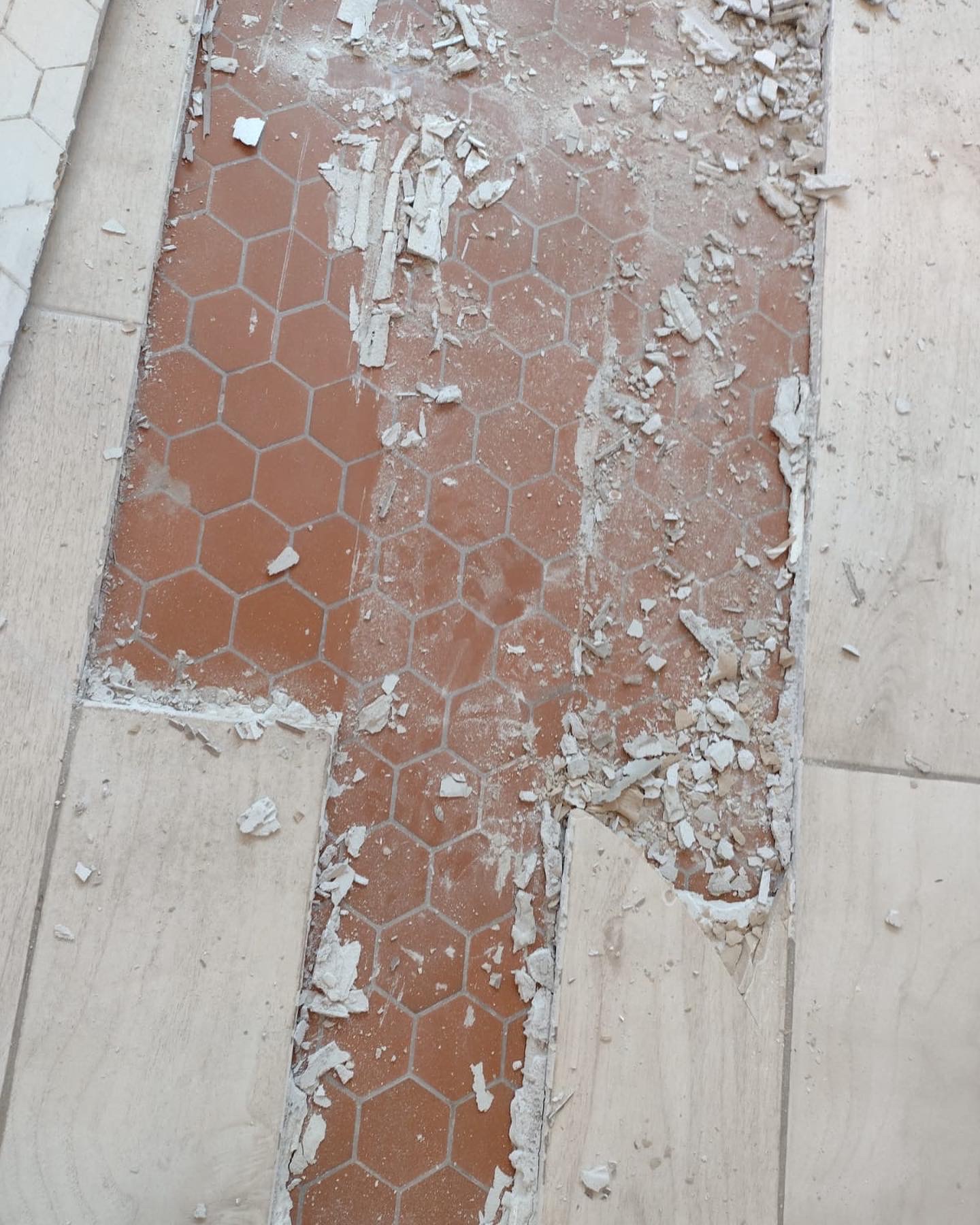 Dépose d'un ancien carrelage avant pose de parquet