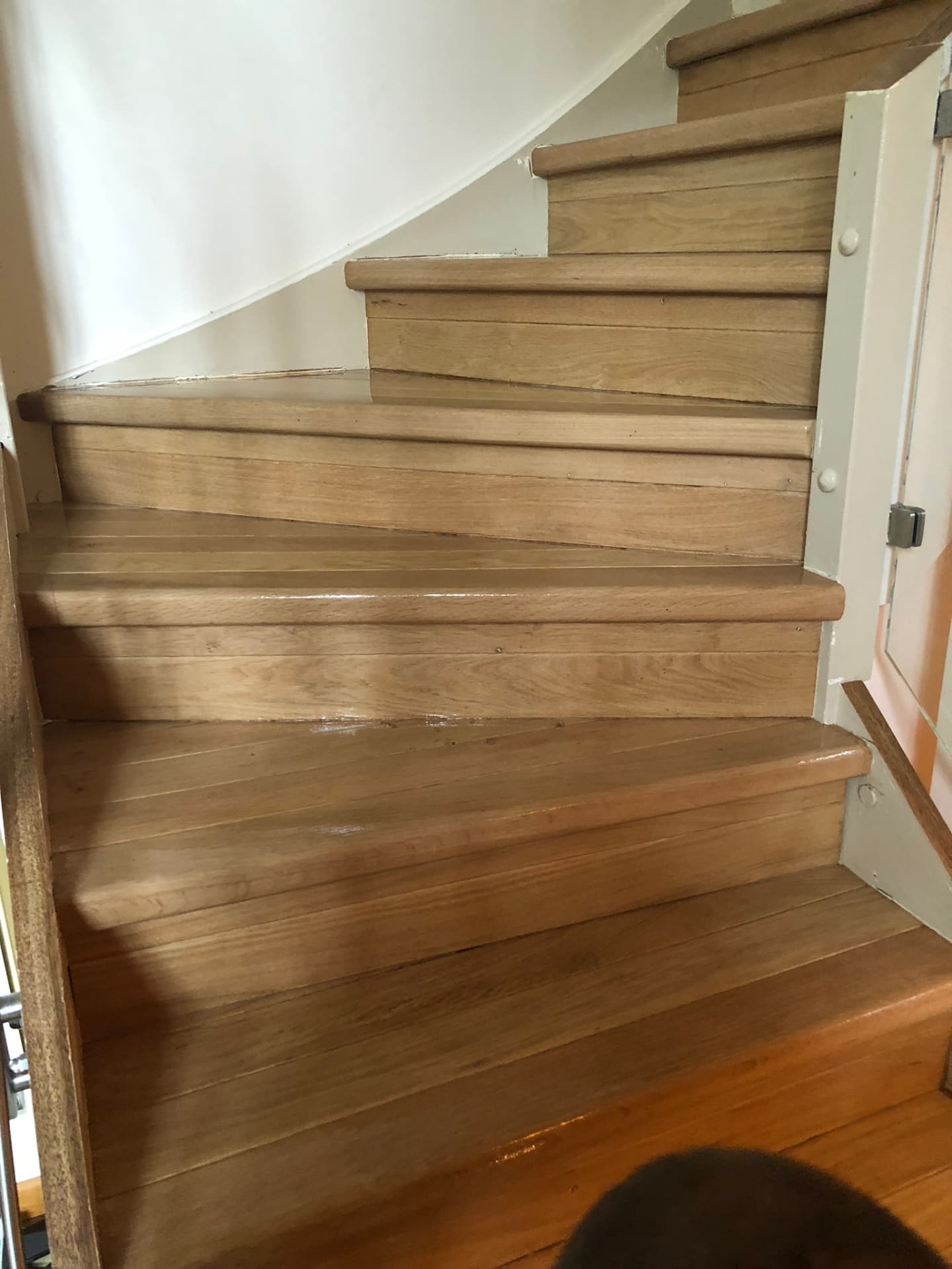 Escalier en bois décapé et poncé, finition naturelle