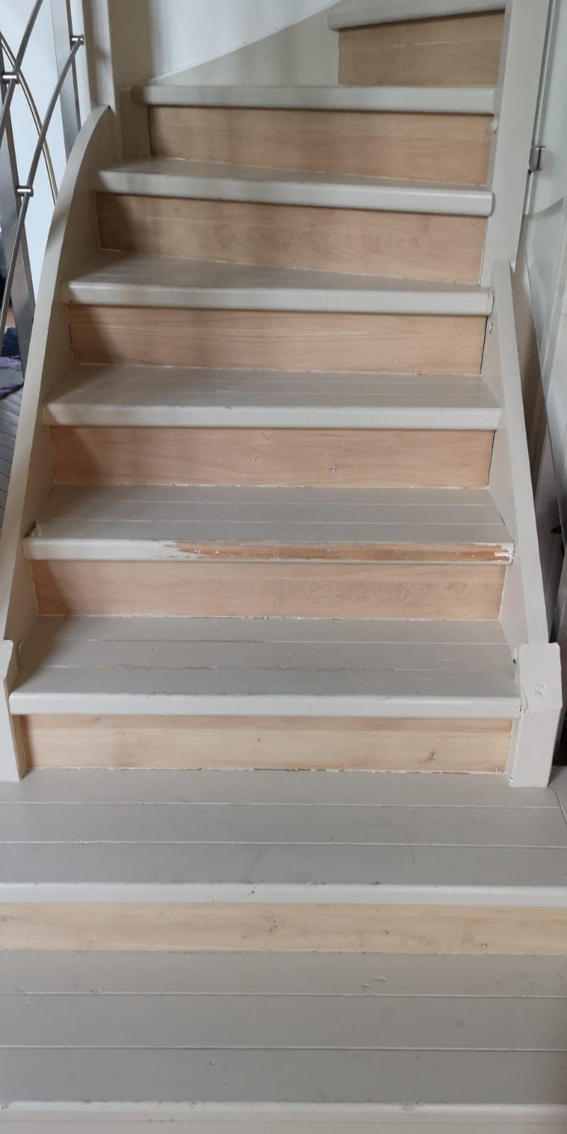 Escalier en cours de décapage, la peinture est retirée des marches
