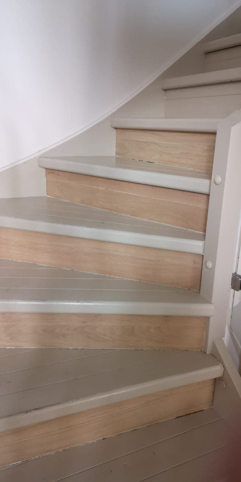 Marches d'escalier poncées, bois mis à nu