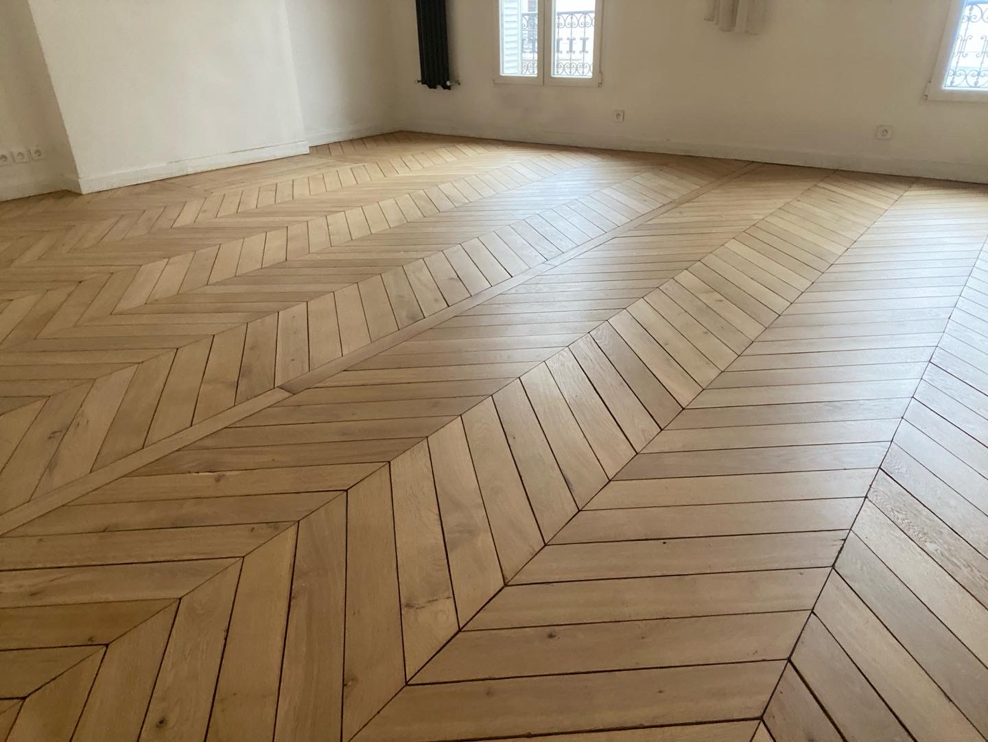Salon avec cheminée, parquet point de Hongrie poncé et vitrifié