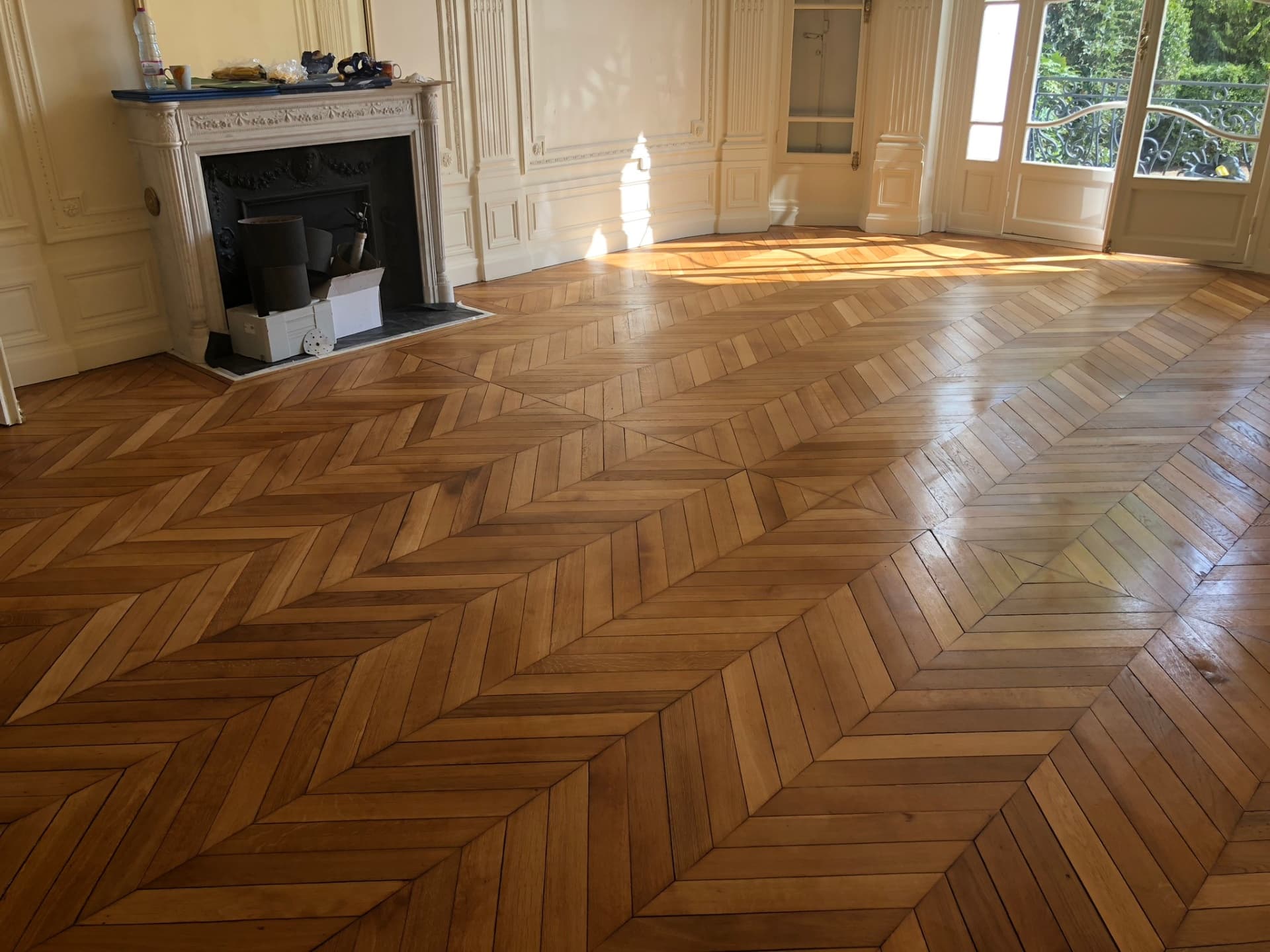 Parquet chevron vitrifié dans une grande pièce d'hôtel particulier