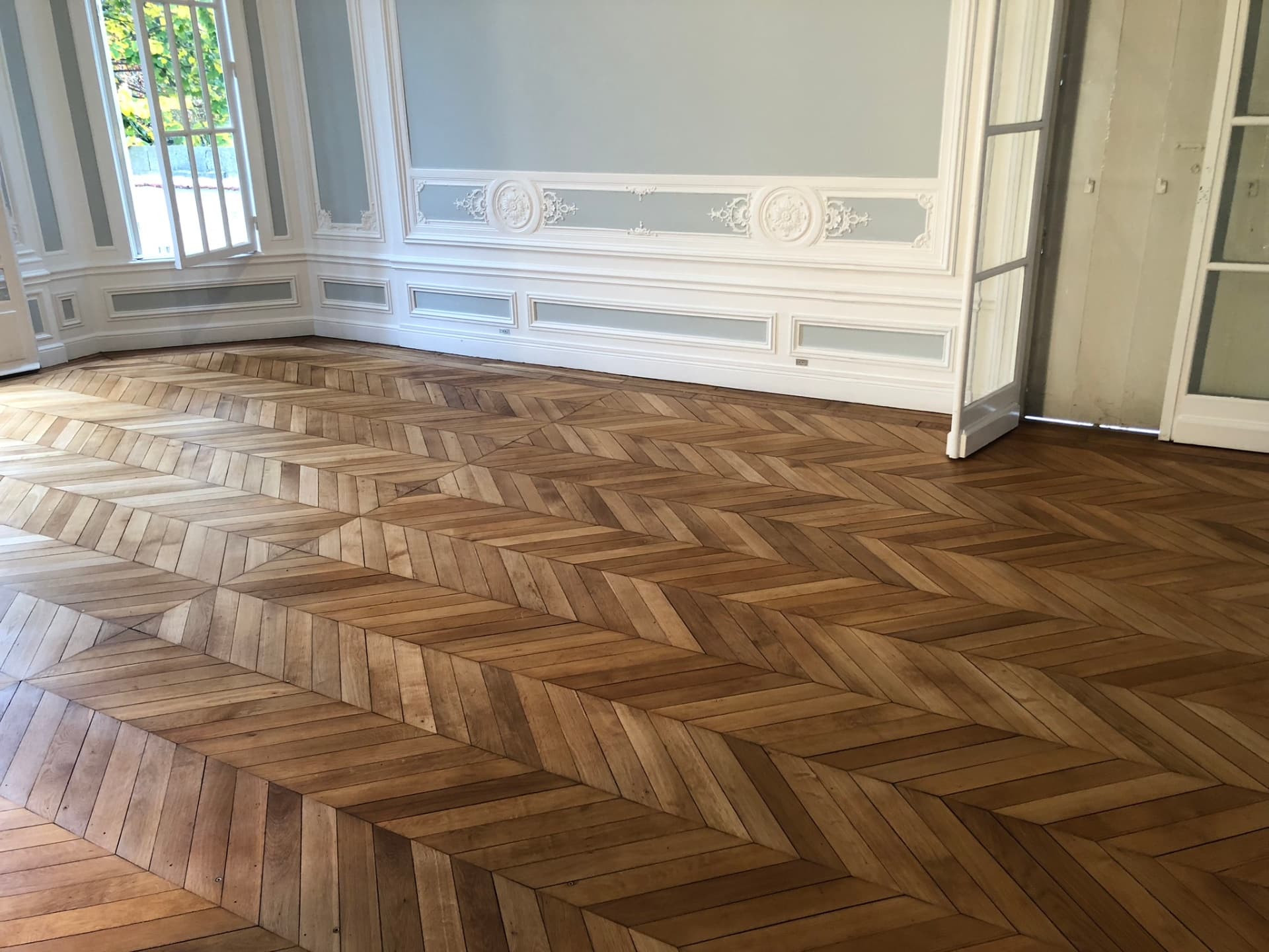 Pièce d'hôtel particulier au parquet chevron rénové