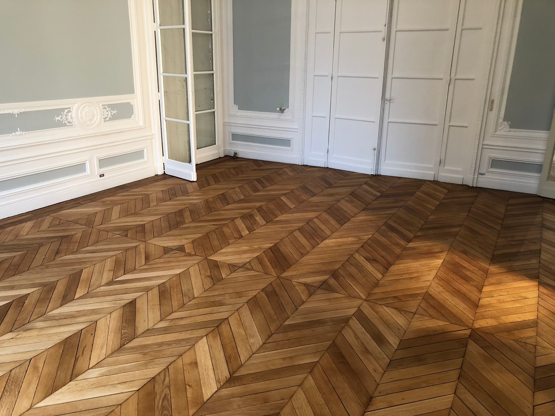Enfilade de pièces au parquet chevron vitrifié