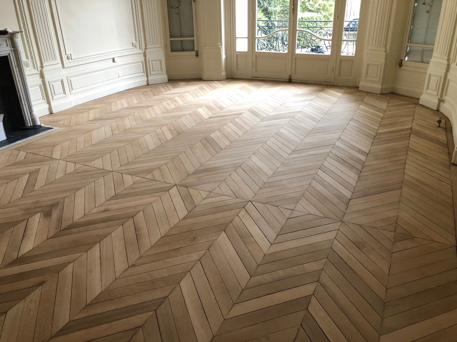 Parquet chevron en cours de ponçage dans un hôtel particulier