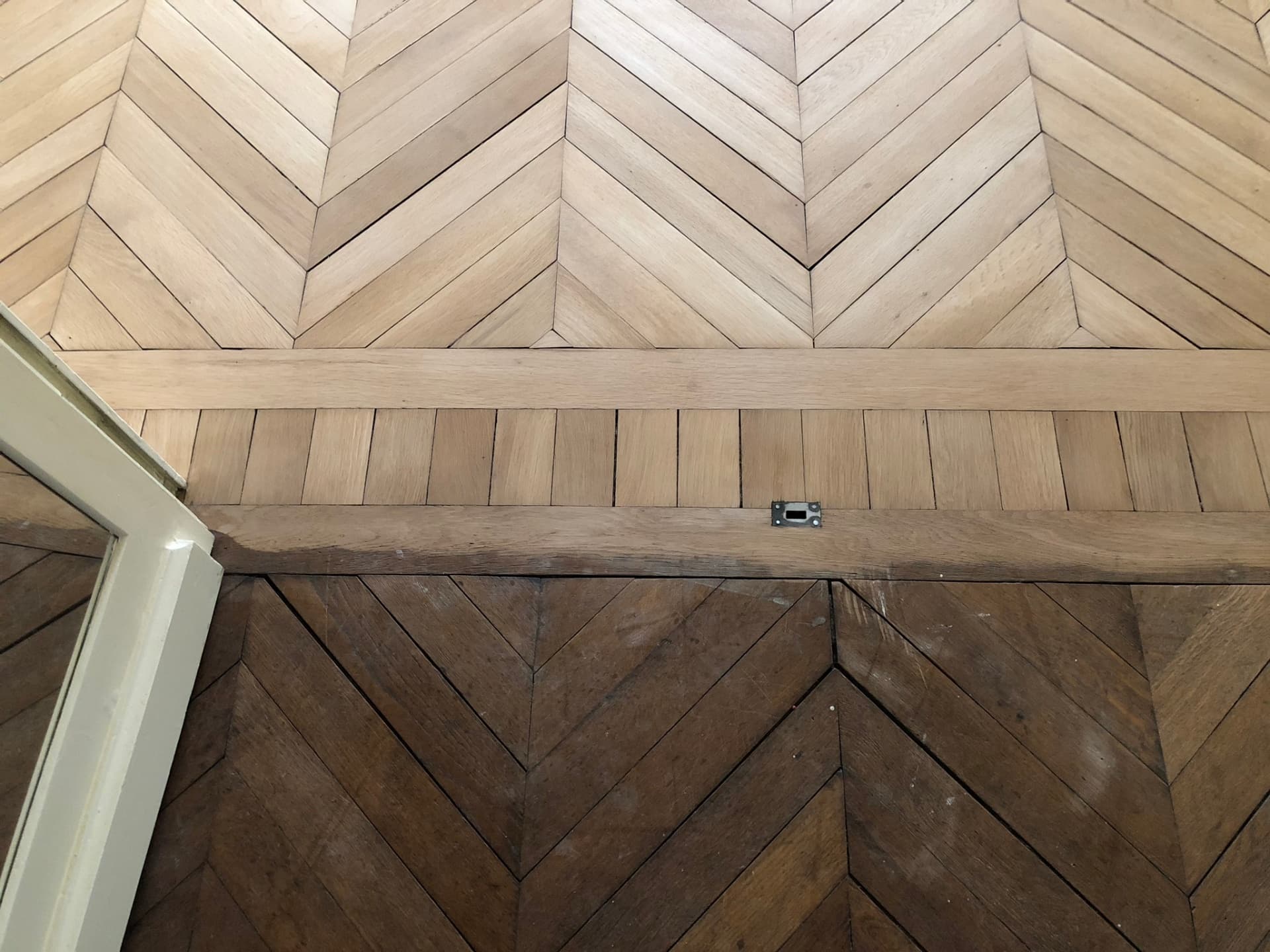 Parquet chevron poncé à blanc avant finition
