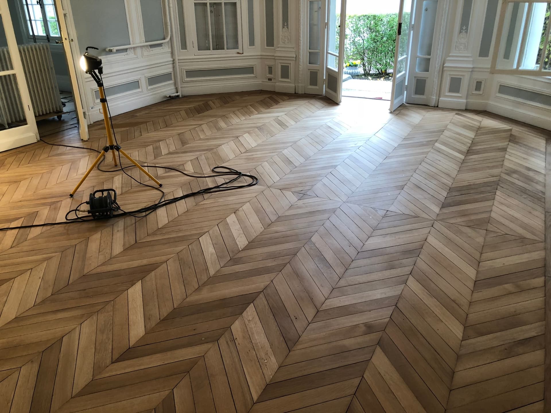 Application de la finition sur le parquet chevron