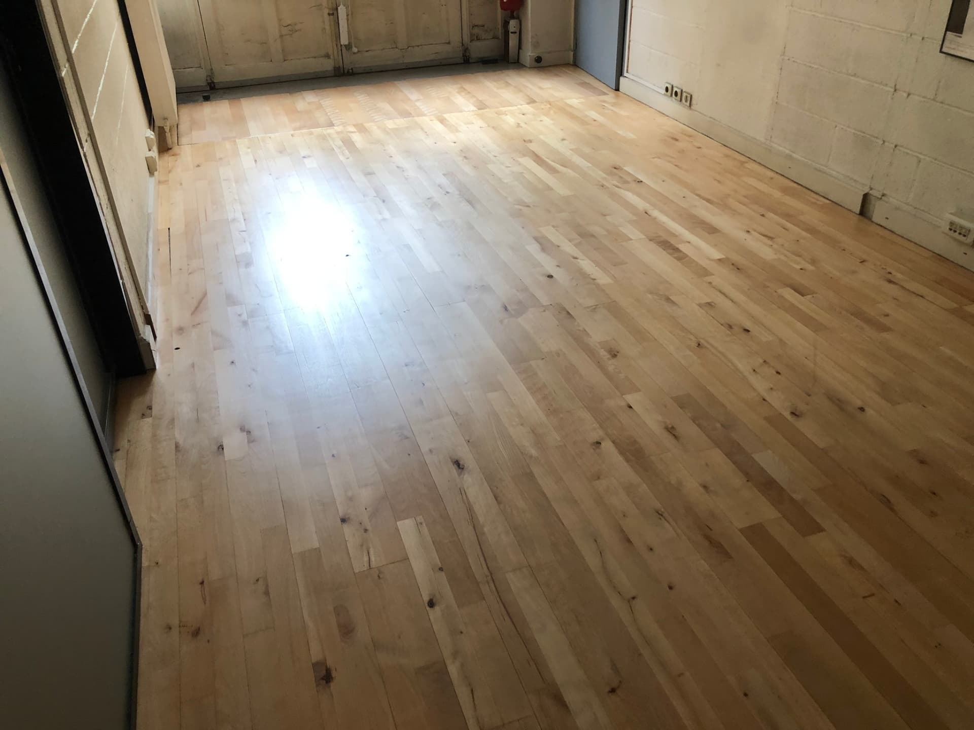 Plateau de bureaux au parquet chêne poncé et vitrifié, après travaux