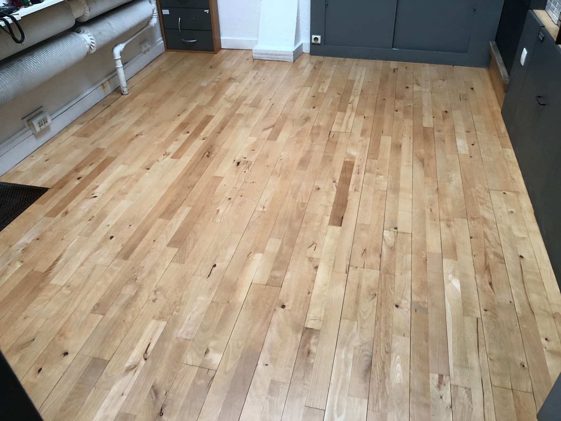 Bureaux après ponçage et vitrification, bois clair uniforme