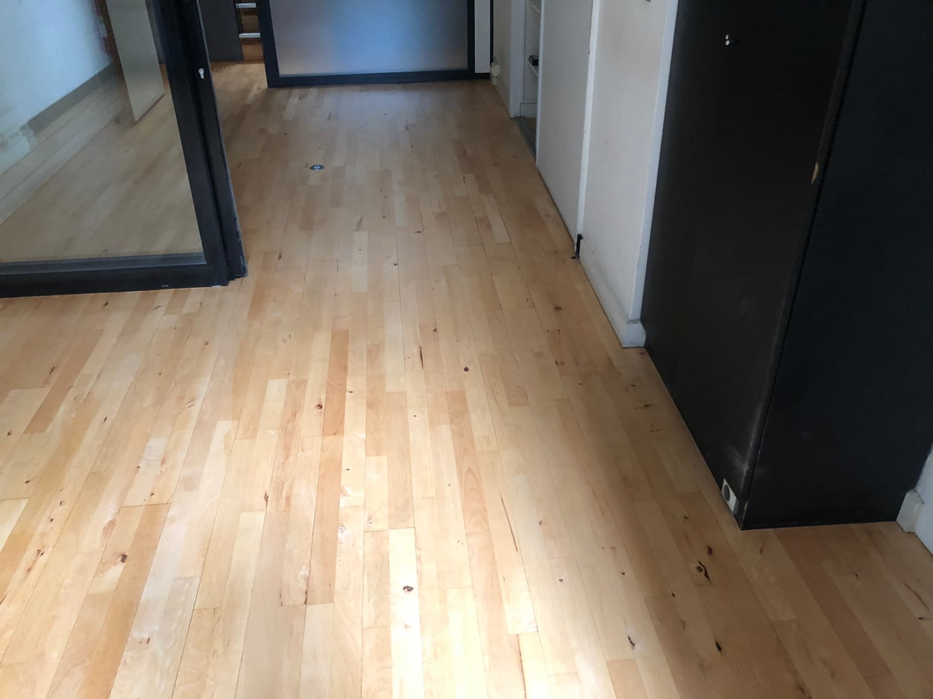 Vue d'ensemble des bureaux au parquet rénové