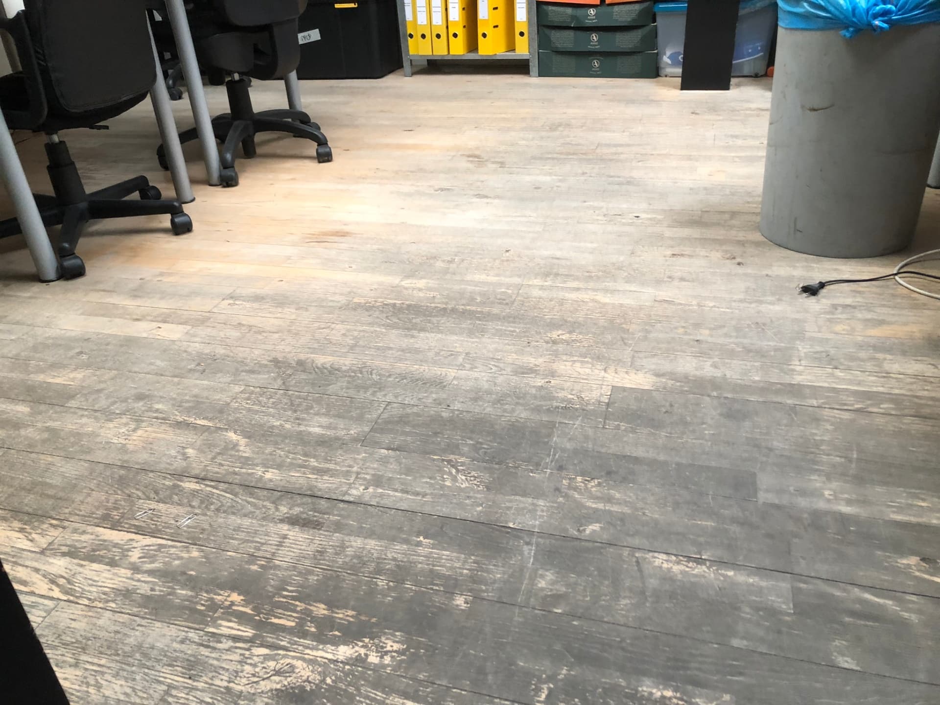 Parquet de bureaux usé et terni avant ponçage