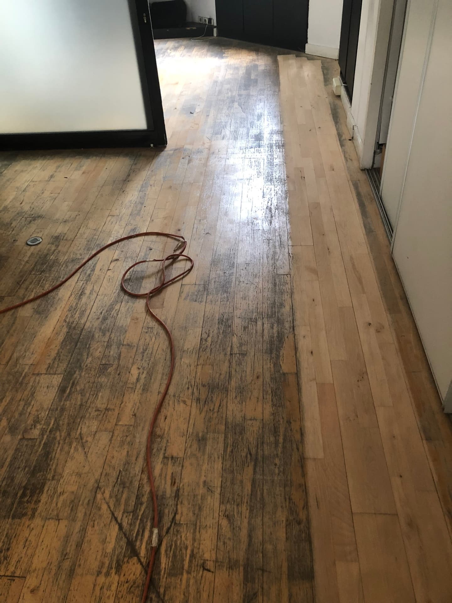 Parquet de bureaux marqué et grisé avant travaux