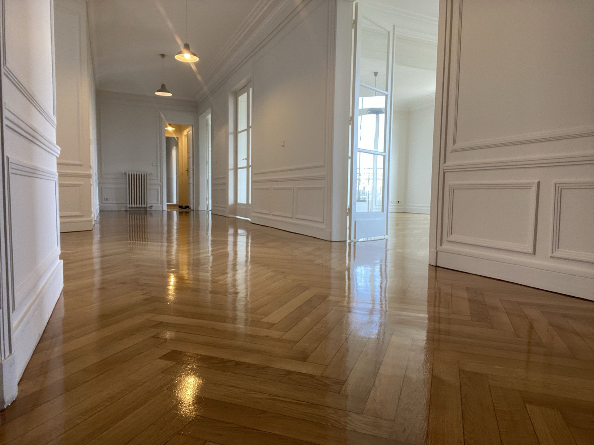 Pièce terminée, murs repeints et parquet poncé et vitrifié