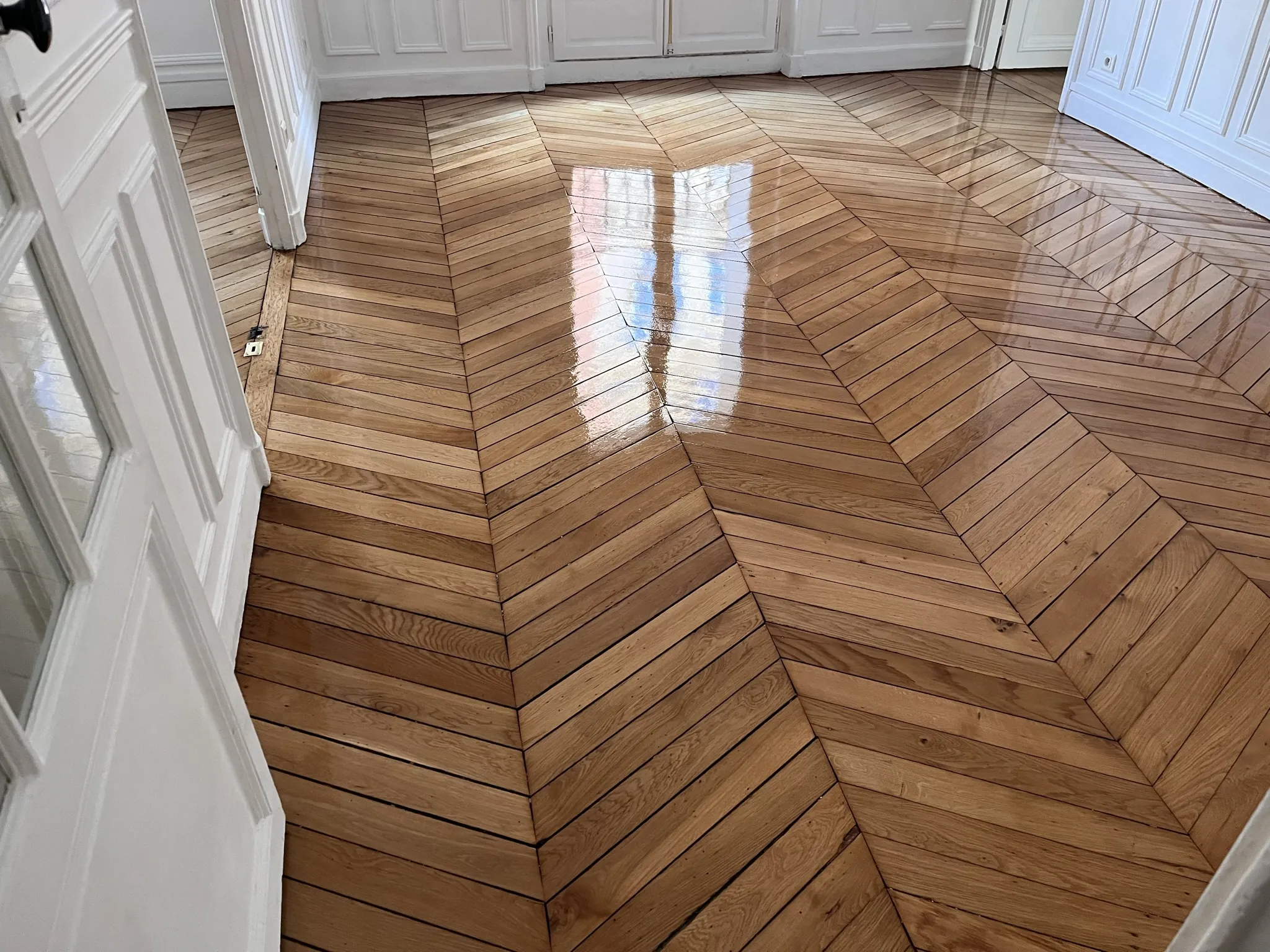 Parquet en chevrons poncé et vitrifié, devant de grandes fenêtres, appartement du 16e