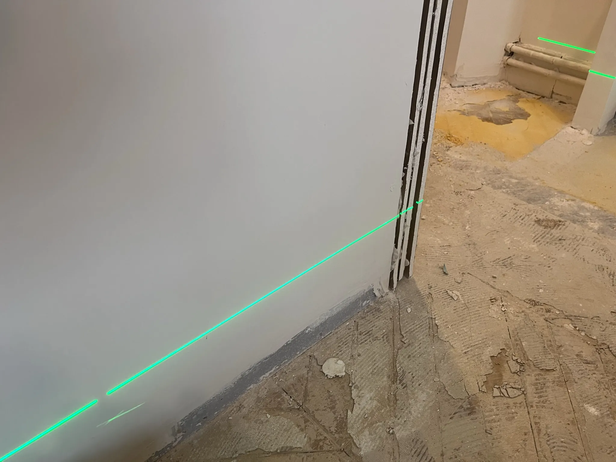 Trait de niveau laser sur le support avant ragréage