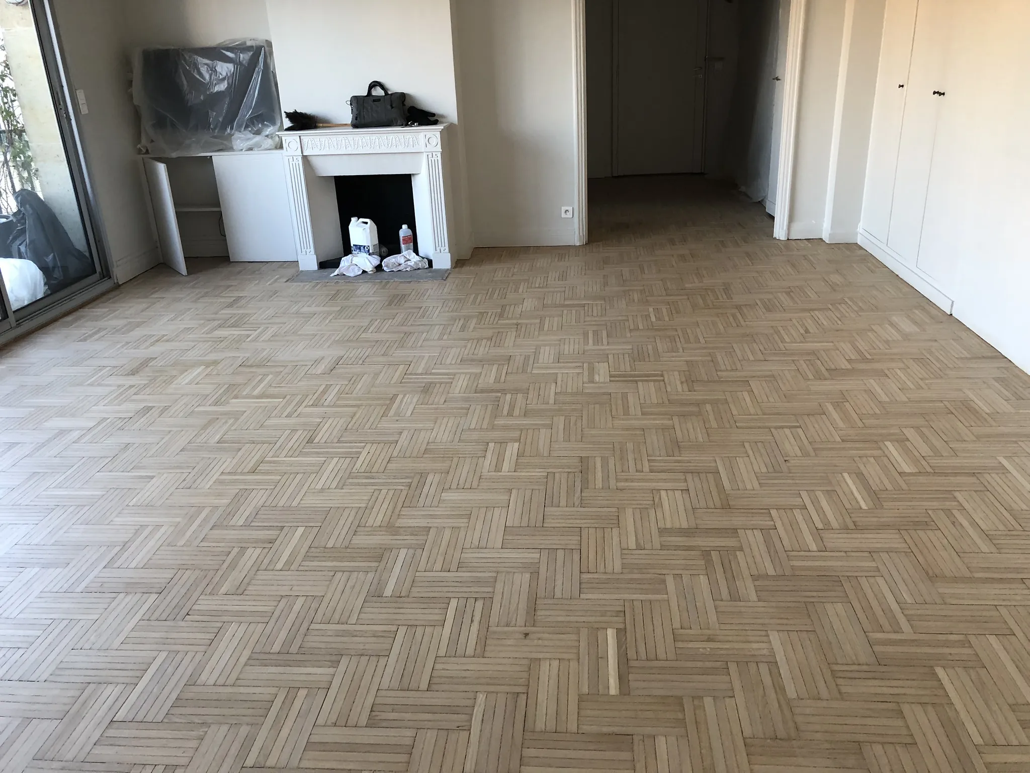Séjour avec cheminée, parquet mosaïque poncé et fini en blanchi délavé