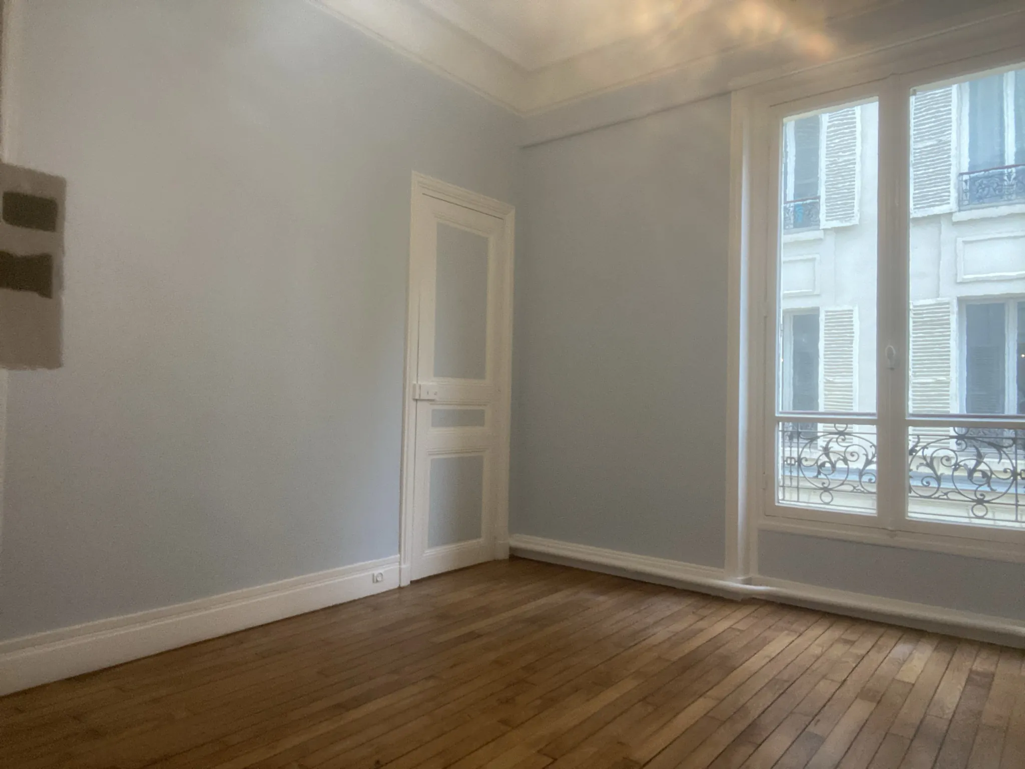 Pièce du 16e rénovée, murs repeints et parquet vitrifié